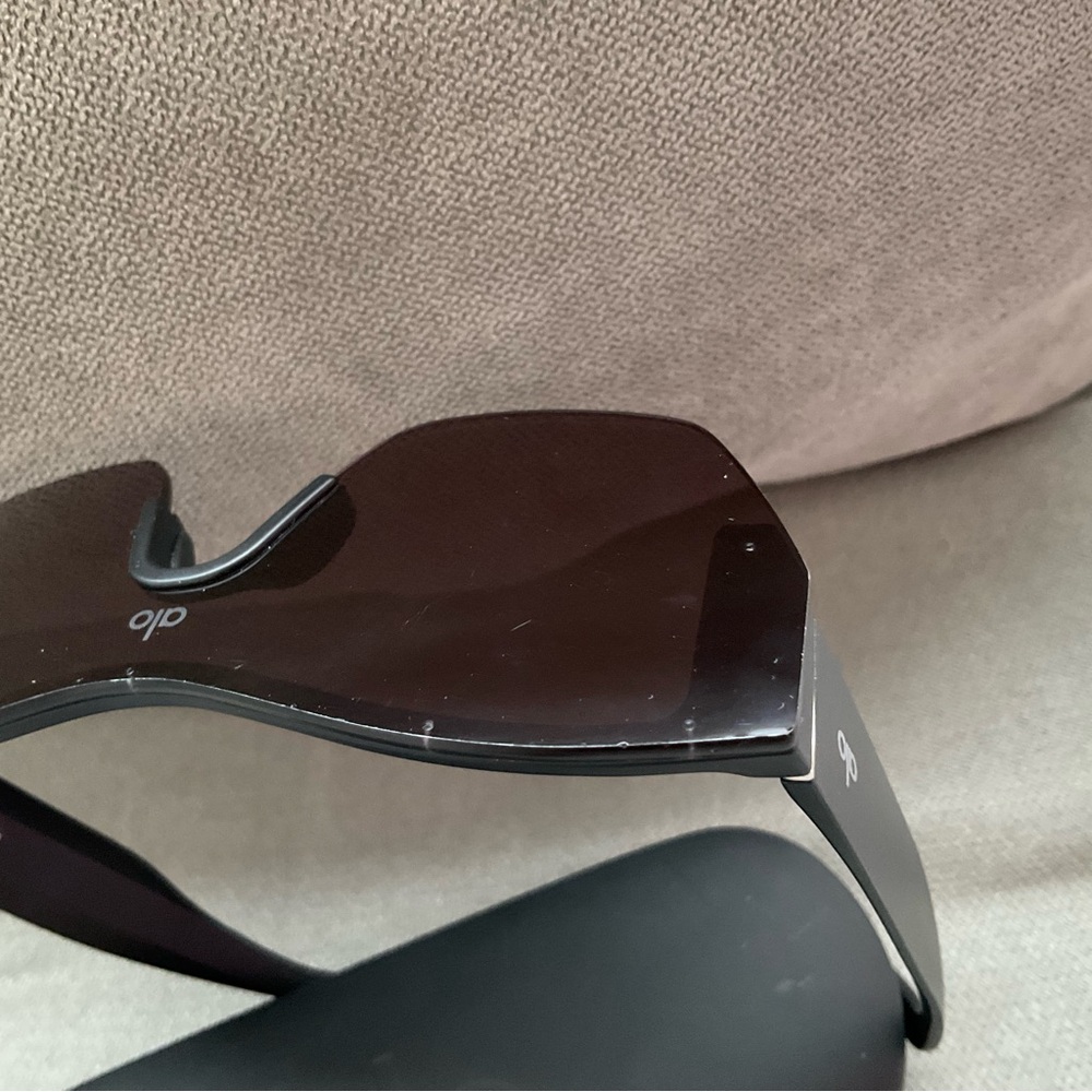 Alo Yoga Stunner Sunglasses Black - Picture 6 of 15